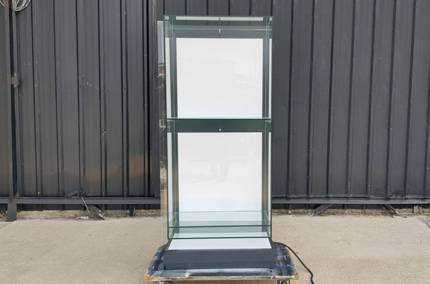 黑色双层玻璃展示柜。