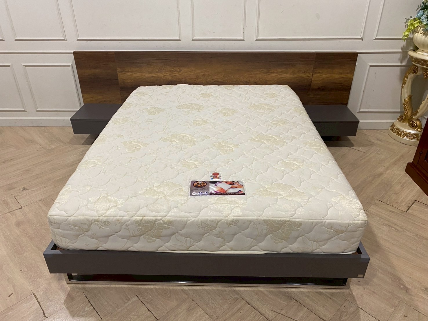 5英尺木质床架，SB FURNITURE品牌；5英尺Mr. Spring床垫，Peterpan品牌，白色。