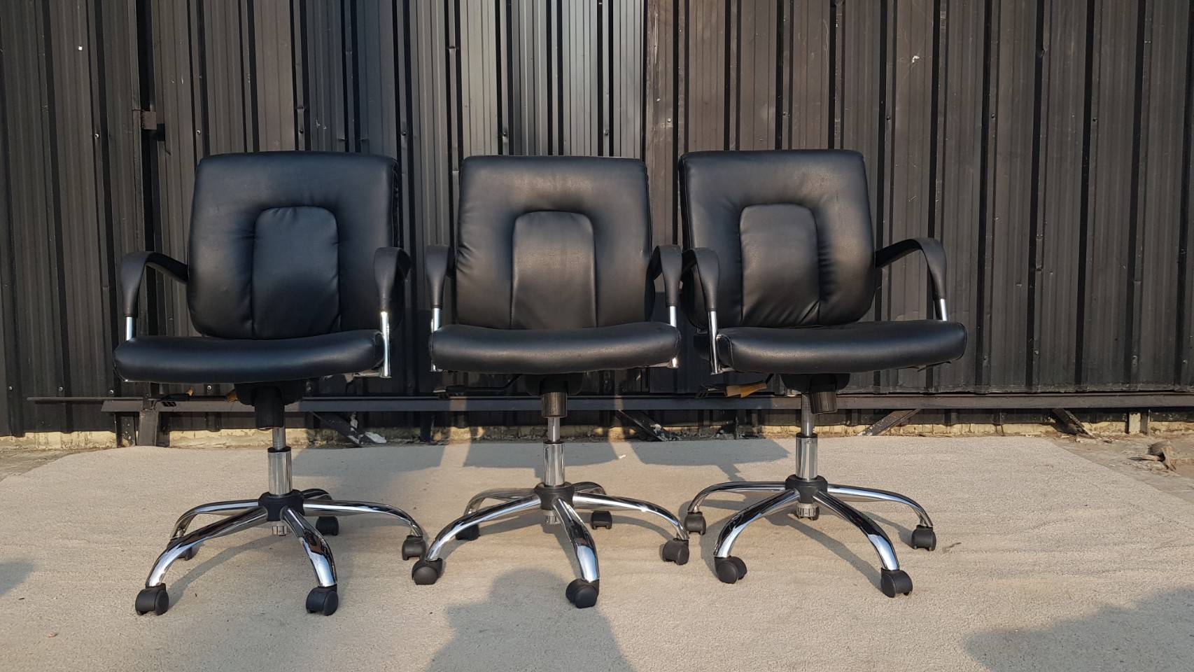 Igo brand office chair with leather upholstery and steel legs, black color.