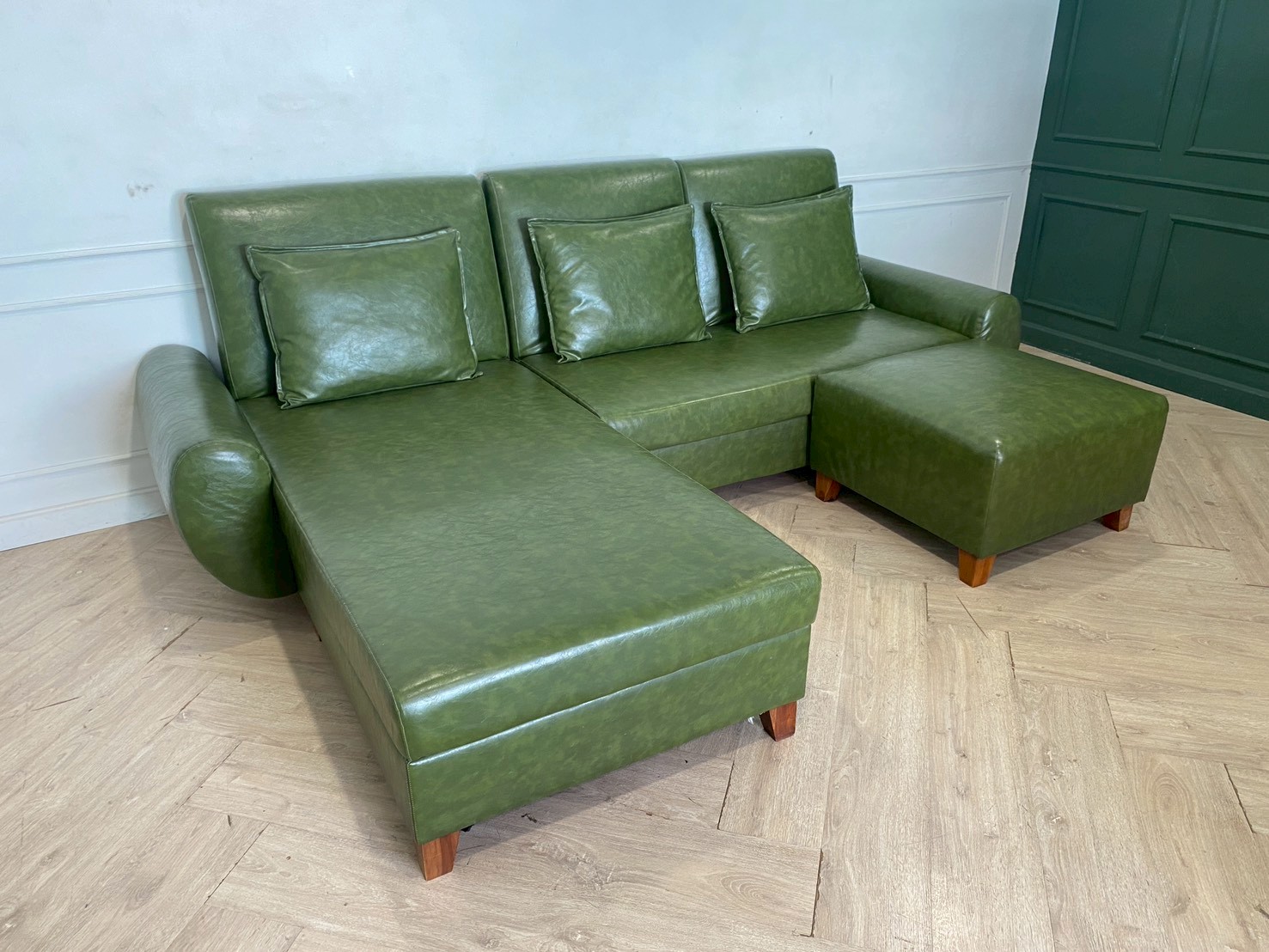 โซฟาเข้ามุมแอล 3 ที่นั่ง พร้อมสตูล เบาะหนัง สีเขียว (1)