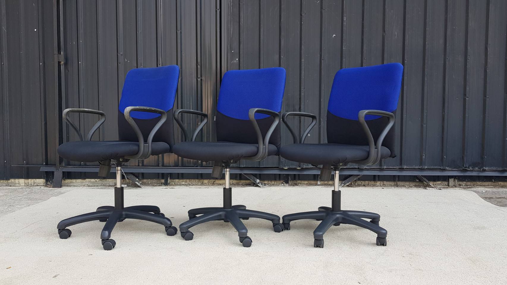 เก้าอี้สำนักงาน ขาเหล็ก เบาะผ้า ยี่ห้อ สีดำ น้ำเงิน  MONO (1)