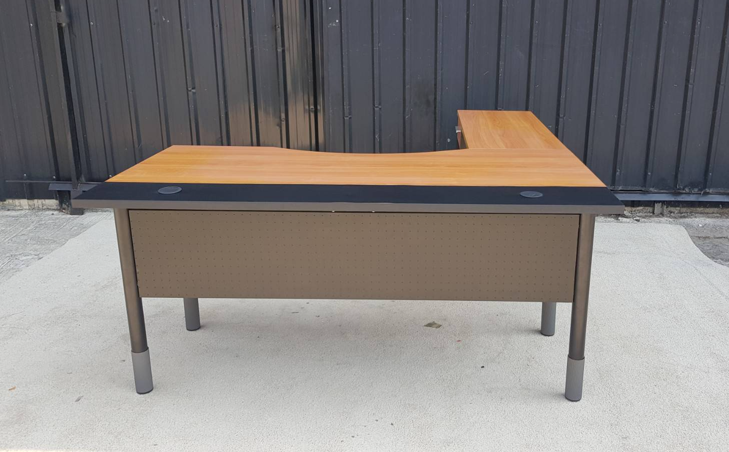 行政L型转角办公桌，钢制桌腿，带1个抽屉和3个储物格。