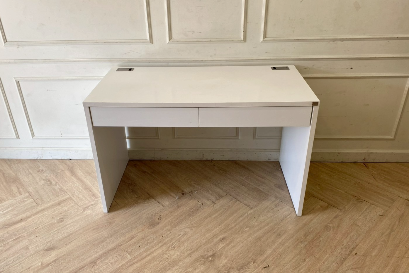 白色木质书桌，带两个抽屉，SB FURNITURE 品牌。