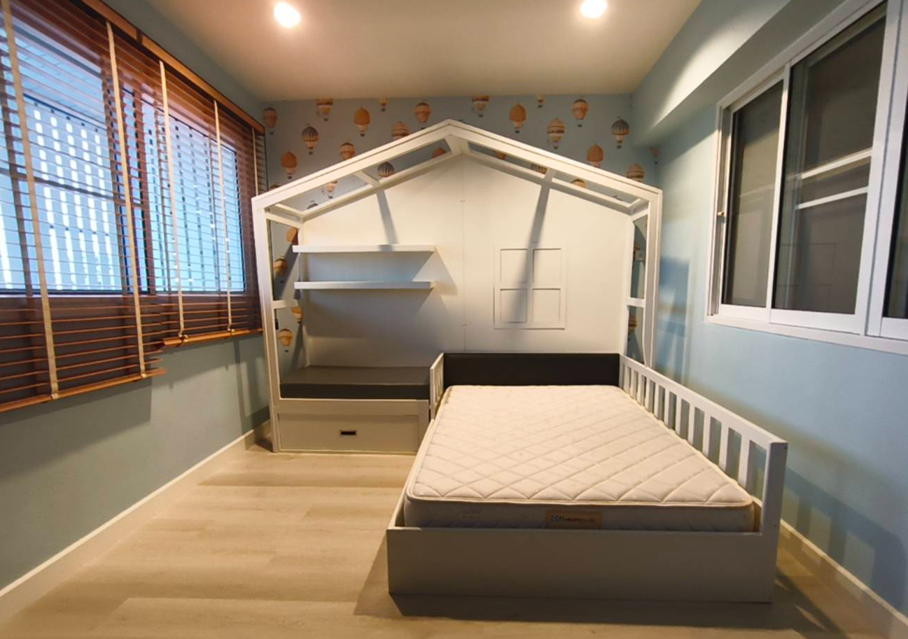 3.5 英尺床架 + 床垫，Sealy Posturepedic Deluxe Cushion Firm 型号，厚度 9 英寸。