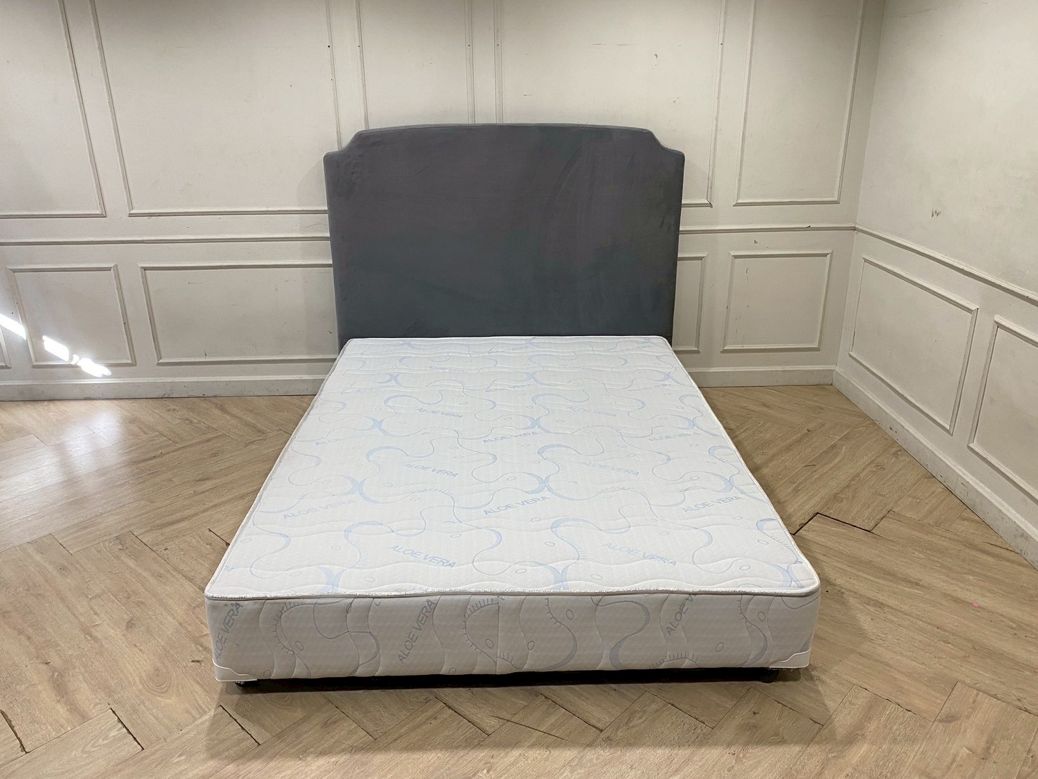 เตียง ALOE VERA 5 ฟุต ล้อเลื่อน หัวเตียงเบาะผ้ากำมะหยี่ สีเทา  (1)