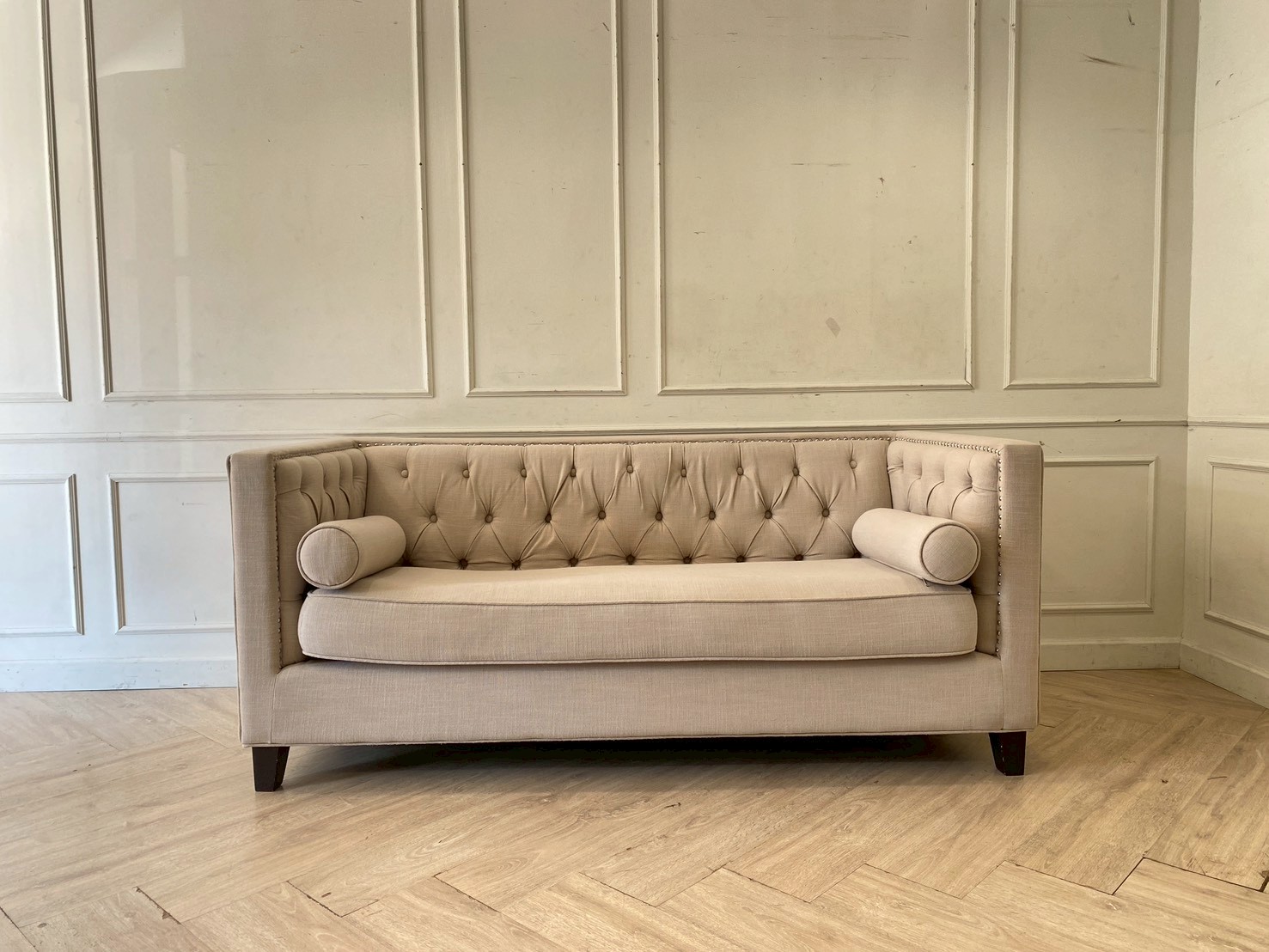 โซฟา Chic Republic 2 ที่นั่ง เบาะผ้า ดึงกระดุม สีครีม พร้อมหมอน 2 ใบ (1)