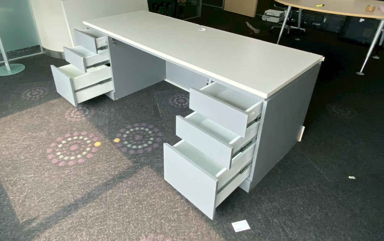 โต๊ะทำงาน 6 ลิ้นชัก สีเทา หน้าโต๊ะท็อปไม้ สีขาว (3)