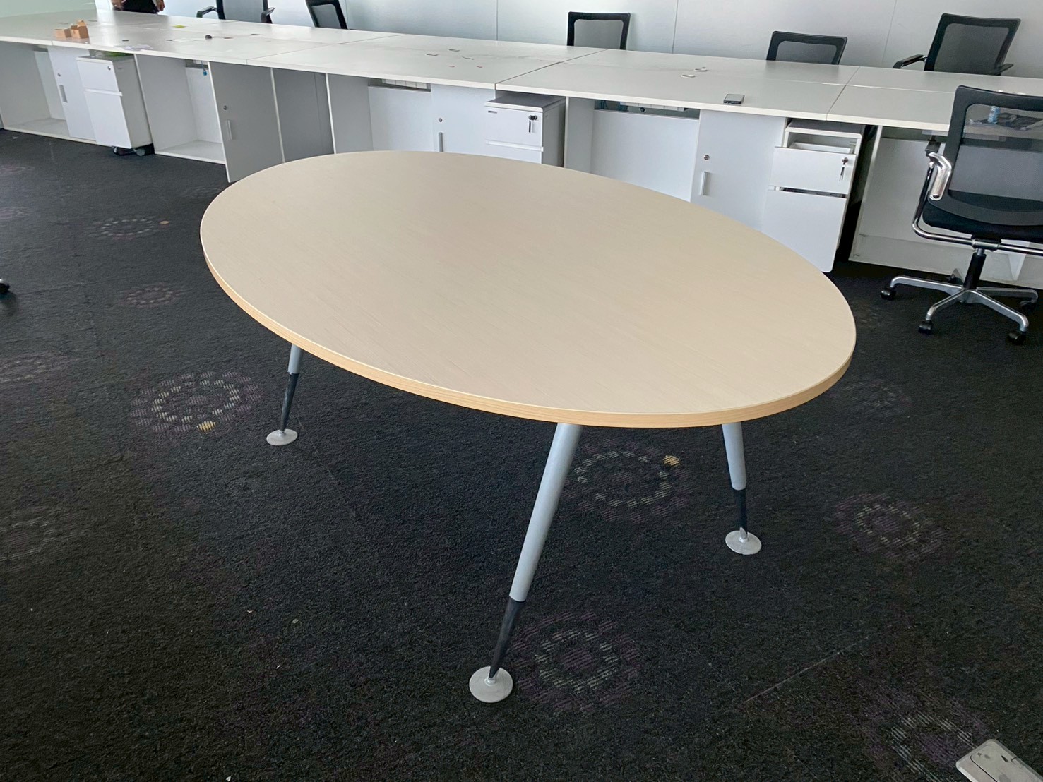 โต๊ะประชุม 6 ที่นั่ง รูปทรงวงรี ขาเหล็ก สีน้ำตาลอ่อน (1)