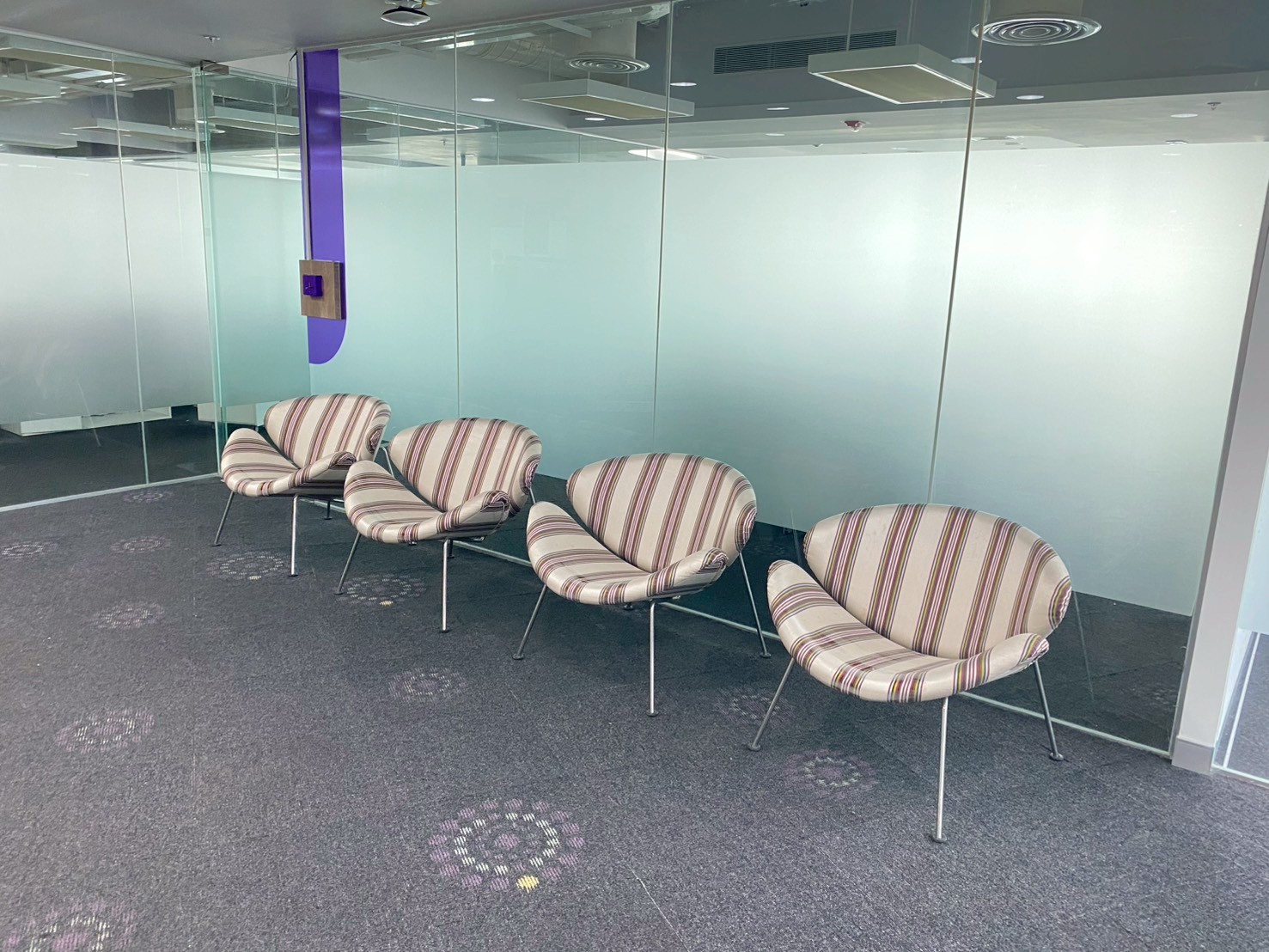 เก้าอี้รับเเขก ขาเหล็ก เบาะผ้า สีครีม (4)