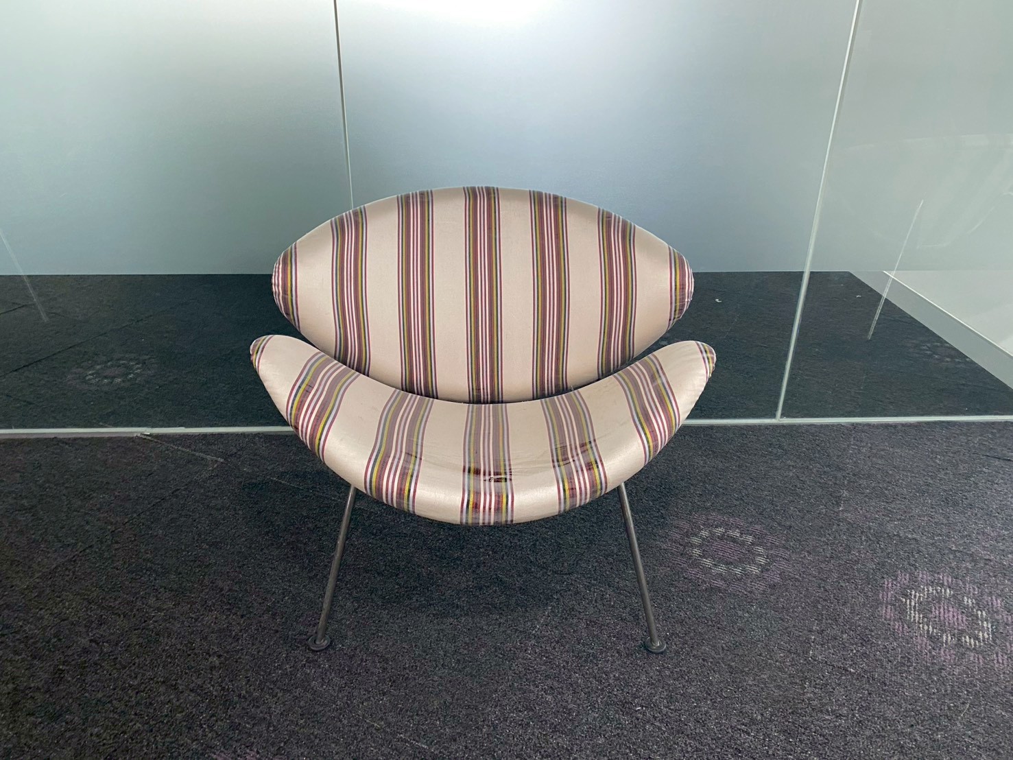 金属椅腿，米色布艺椅面的客椅。