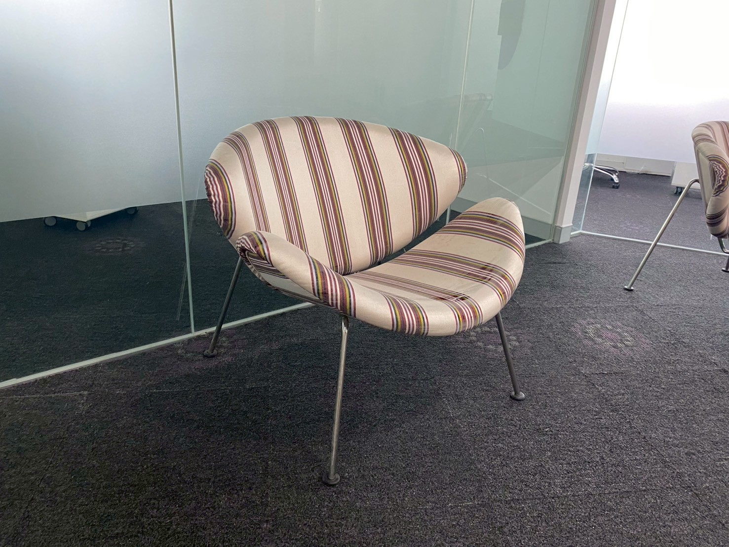 เก้าอี้รับเเขก ขาเหล็ก เบาะผ้า สีครีม (4)