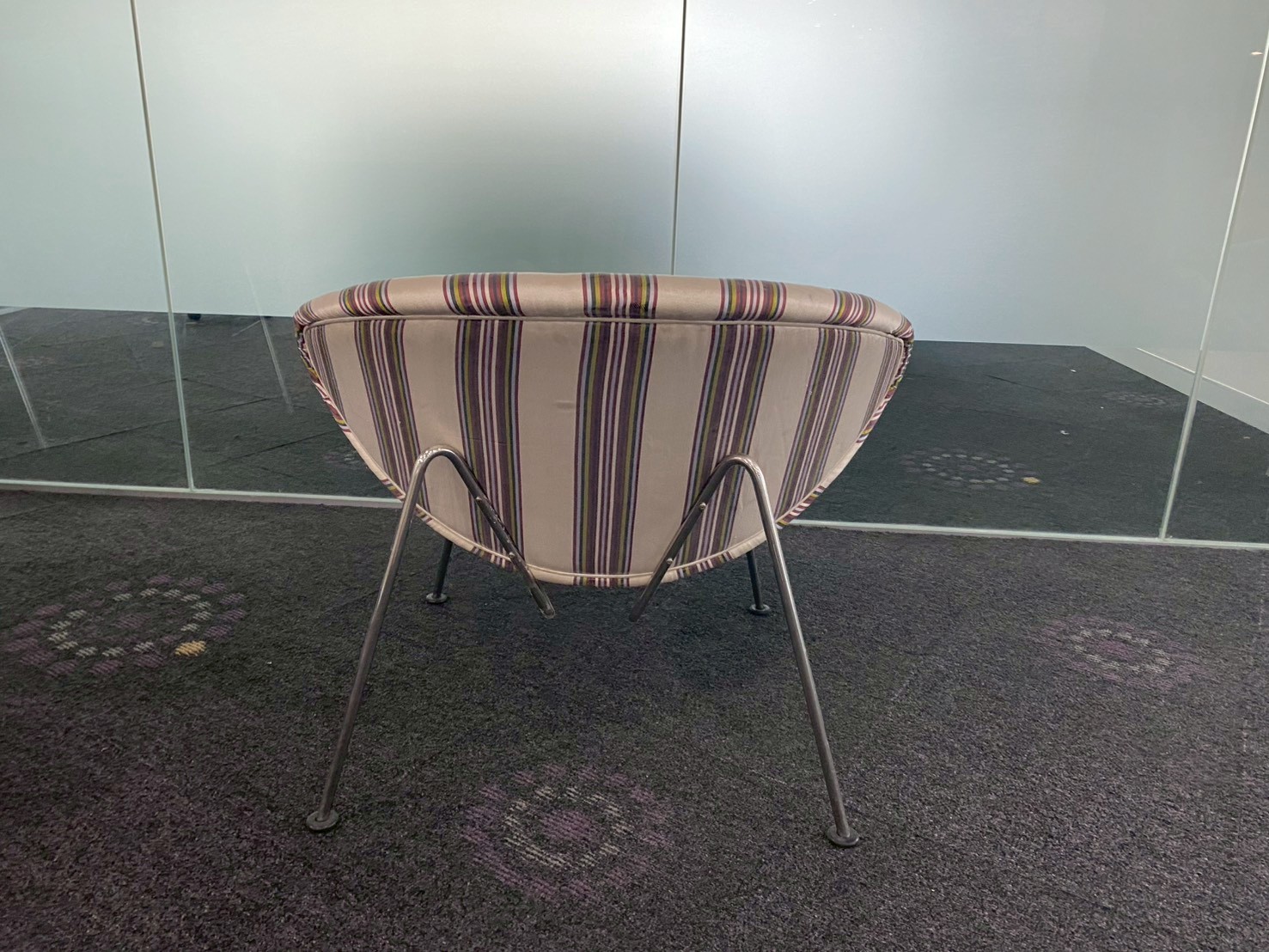 เก้าอี้รับเเขก ขาเหล็ก เบาะผ้า สีครีม (4)