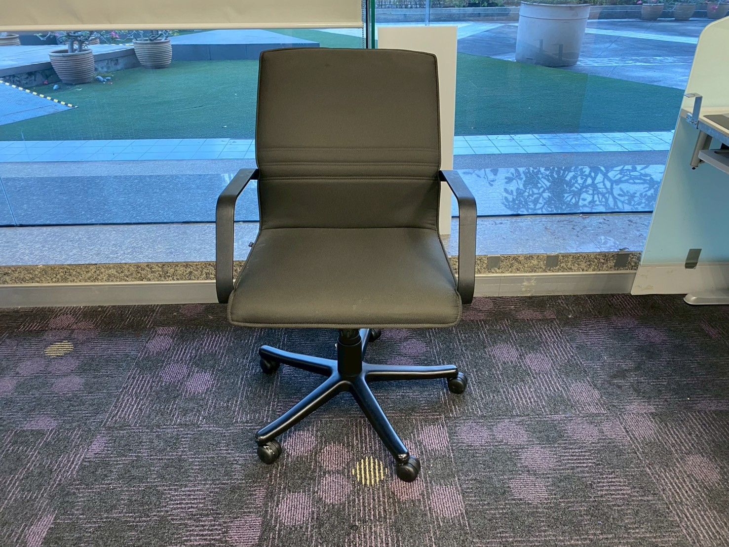 เก้าอี้สำนักงาน ขาเหล็ก เบาะหนัง สีดำ Modernform (2)