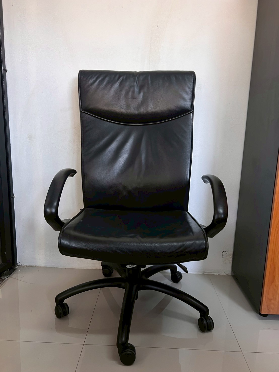 เก้าอี้สำนักงาน เบาะหนัง ขาเหล็ก พนักพิงหลังสูง สีดำ Moflex  (1)