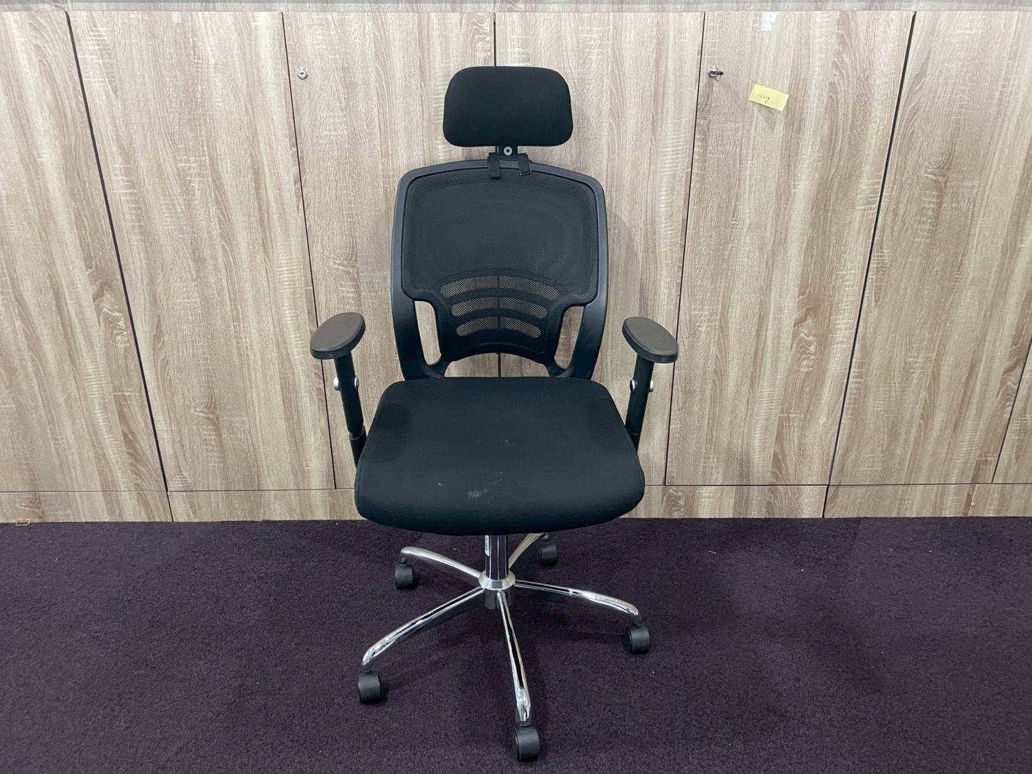 Office chair, steel legs, fabric seat, mesh backrest, with headrest, black.