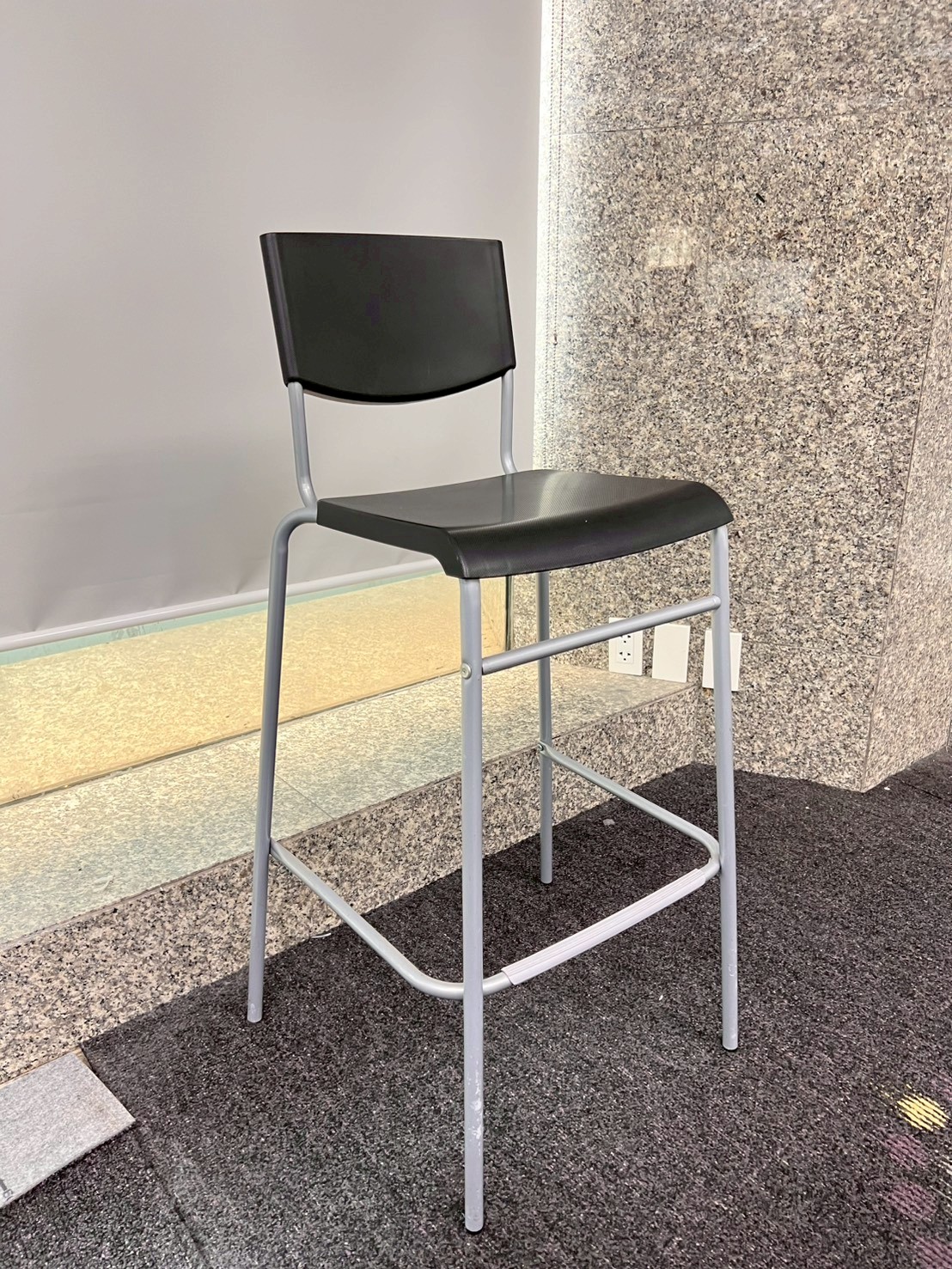 เก้าอี้บาร์ ทรงสูง ขาเหล็ก สีดำ ยี่ห้อ ikea (2)