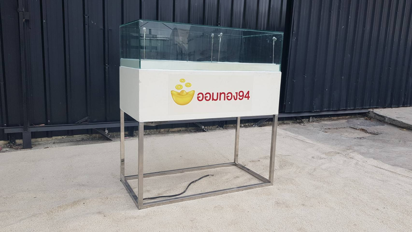 白色玻璃展示柜，配钢制支腿