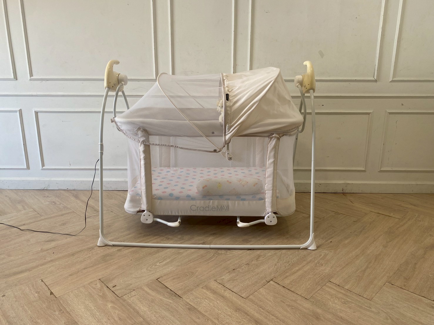 电动婴儿摇椅，Cradle Max品牌。