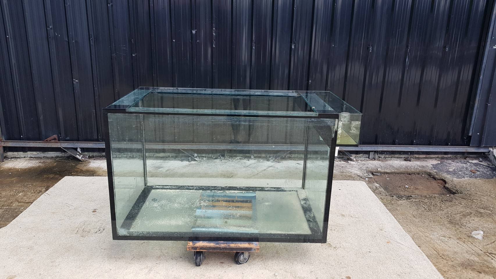 ตู้ปลากระจก โครงเหล็ก สีดำ  (1)