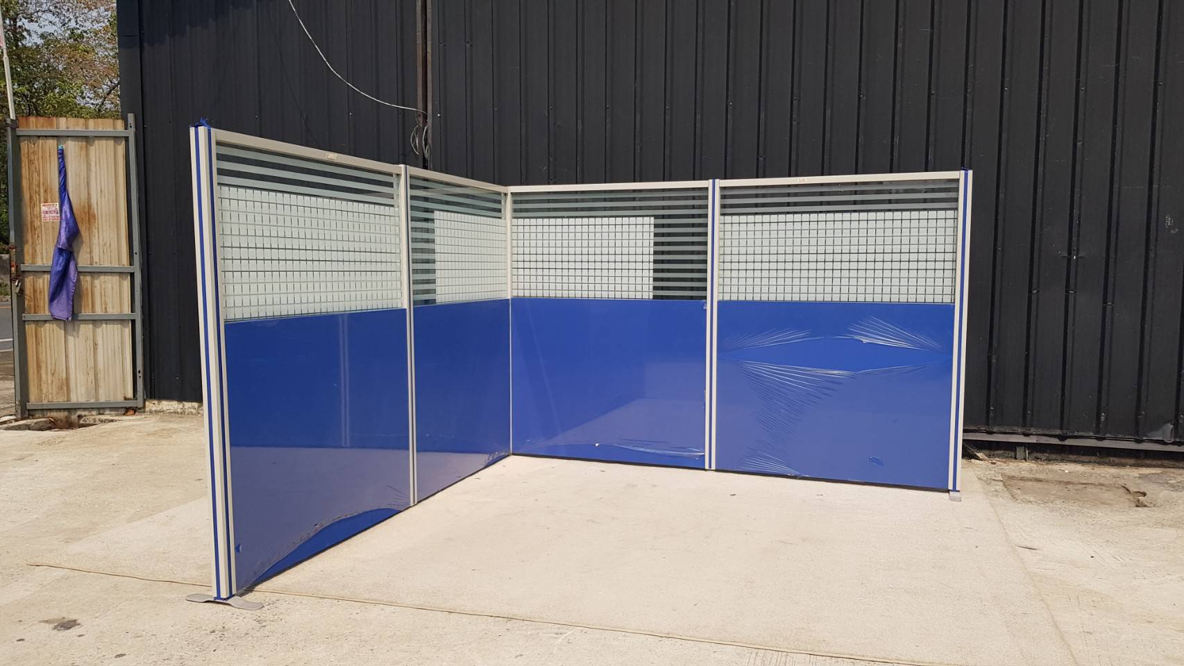 พาทิชั่นกระจกด้านบน 60 cm ทึบล่าง สีน้ำเงิน  (1)