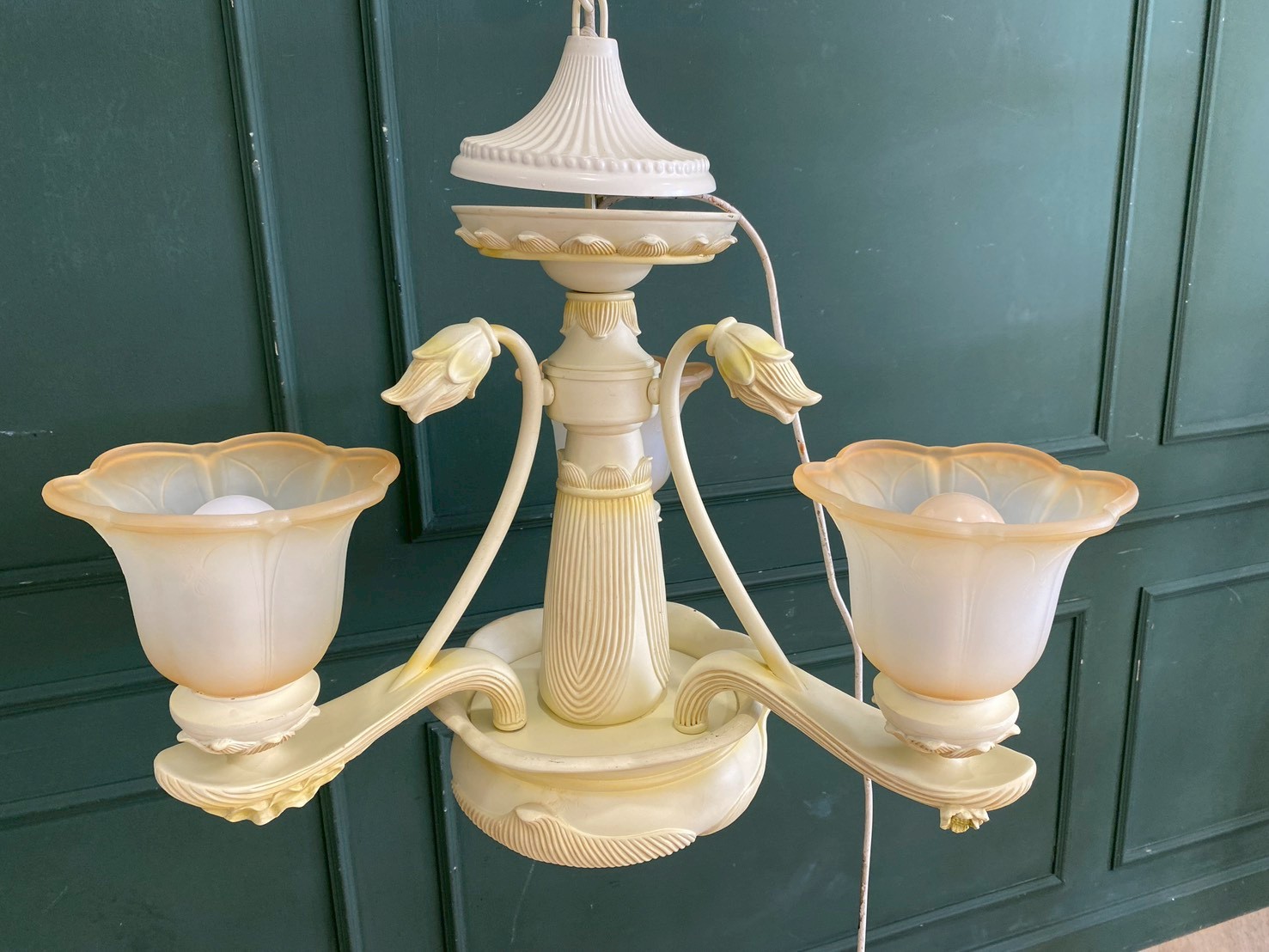 吊灯，玻璃吊灯，莲花花瓣造型，奶油色