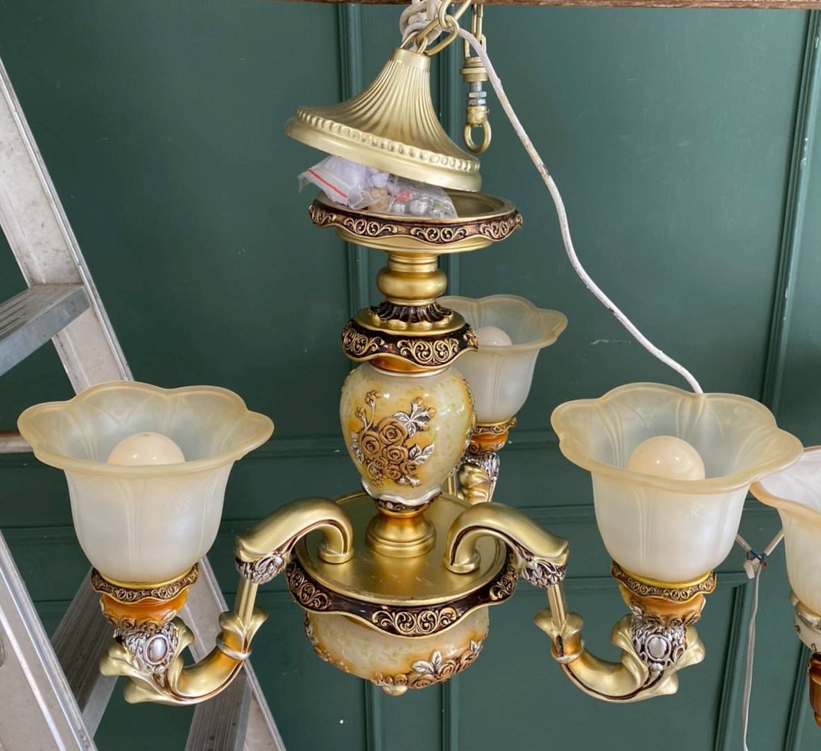 复古玫瑰花图案吊灯，金色。