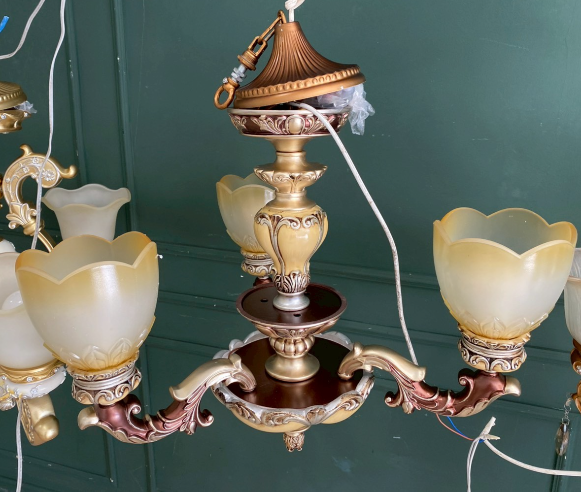 复古风格吊灯，紫色和奶油色。