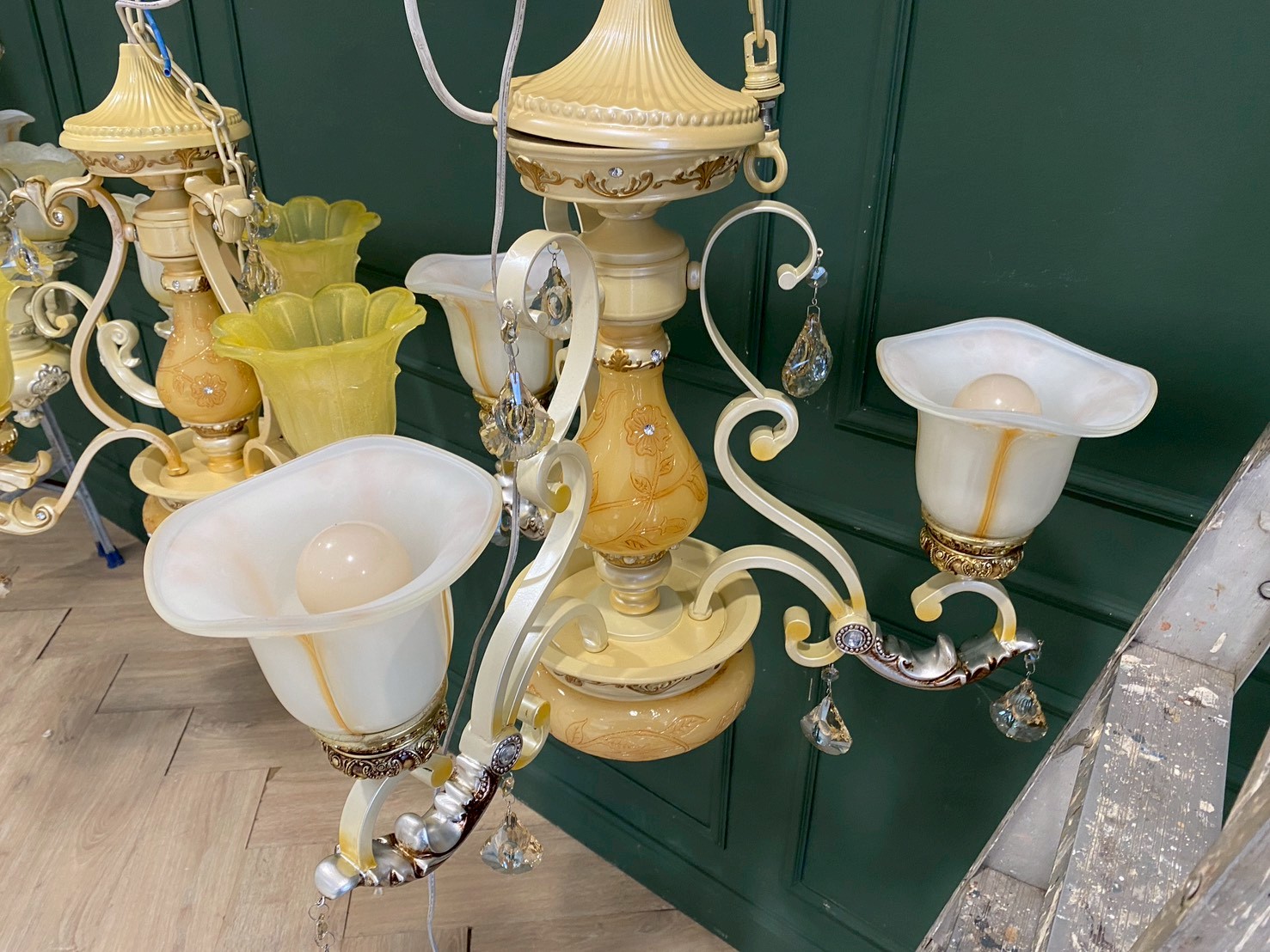 玻璃吊灯  *不含灯泡  - 尺寸：63 x 63 厘米  直径 x 高度（厘米）