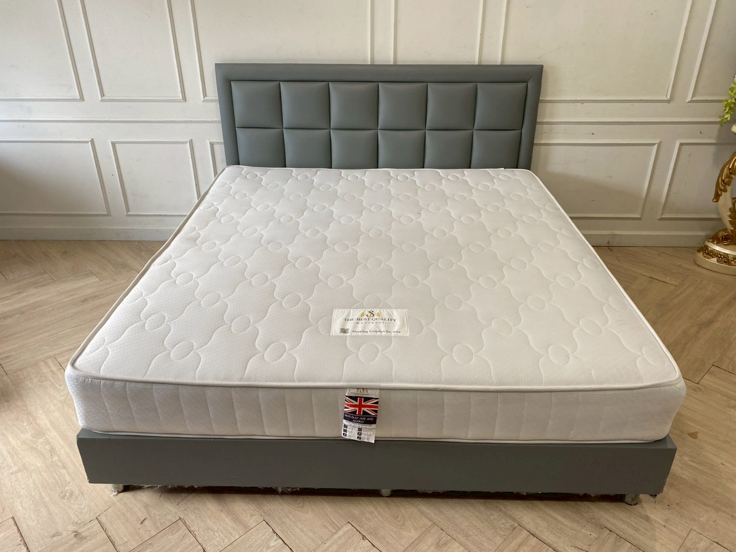 6-foot leather bed frame with button tufting, grey color. Includes a 6-foot mattress (brand name), 10 inches thick.