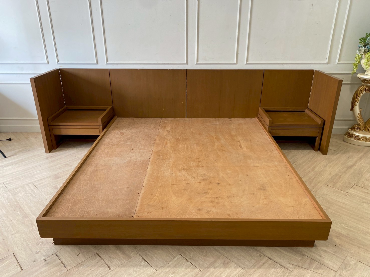 เตียงไม้ 6 ฟุต พร้อมตู้หัวเตียงโครงไม้สัก  1 ลิ้นชัก (1)