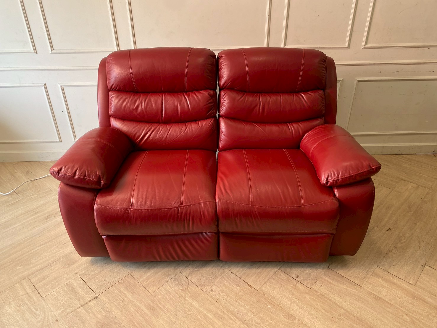 JAS 双人沙发，真皮软垫，电动躺椅，深红色。