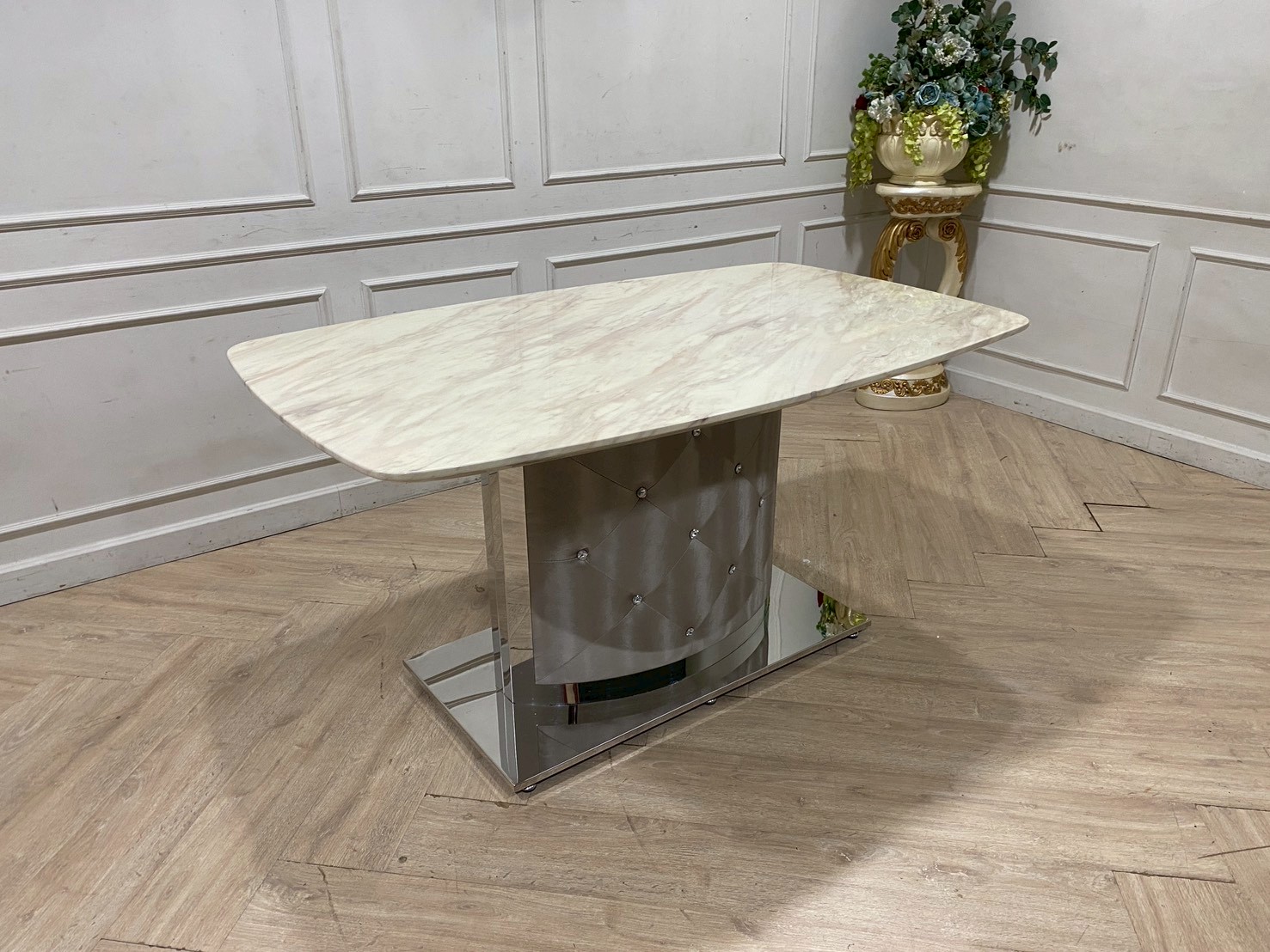 โต๊ะอาหาร ขาสแตนเลส เสริมเบาะหนังดึงกระดุม ท็อปหน้าโต๊ะหินอ่อน (1)