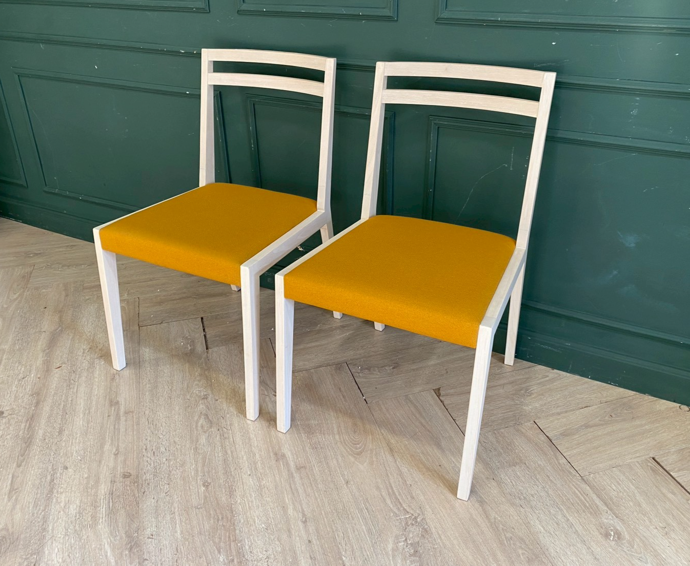 เก้าอี้โครงไม้ เบาะผ้า สีเหลือง (2)
