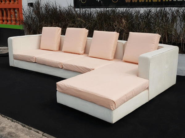L 形沙发，奶油桃色布艺坐垫。