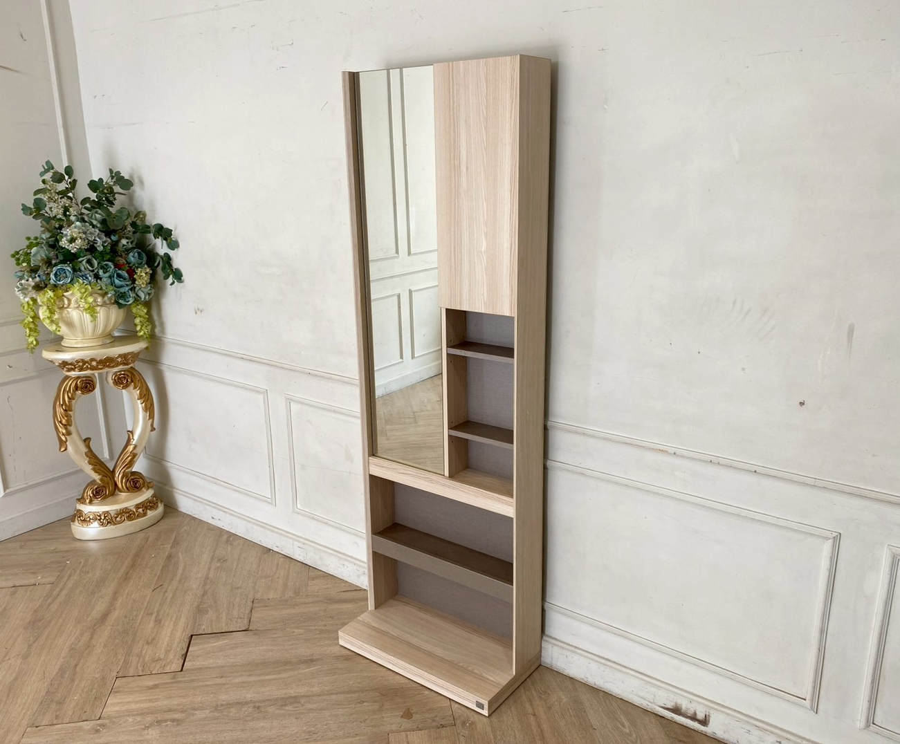 米白色木质梳妆台，S.B.FURNITURE品牌。