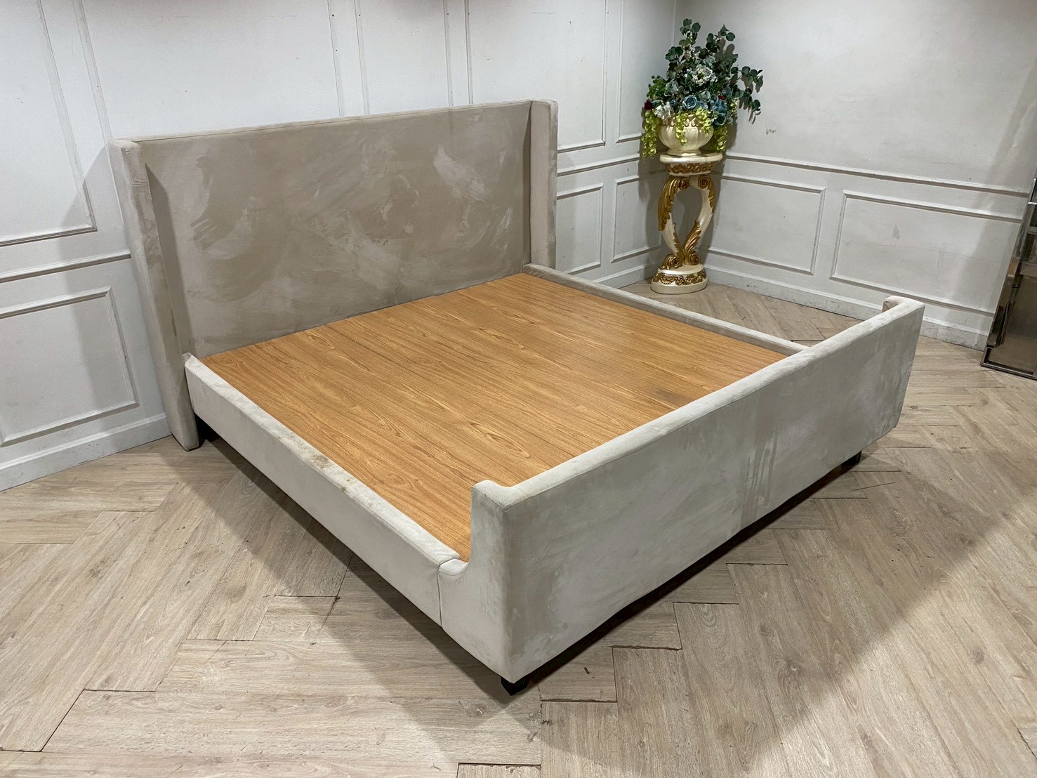 เตียงไม้ 6 ฟุต เบาะผ้า กำมะหยี่ สีครีม ยี่ห้อ S.B.FURNITURE (1)