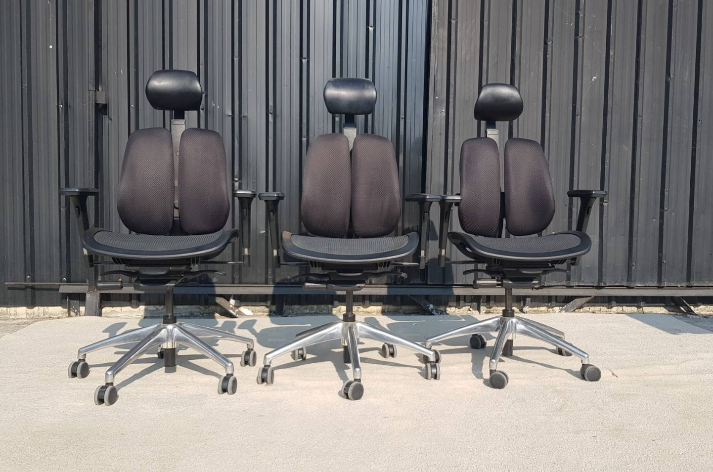 办公椅，钢制椅腿，网布椅面，织物椅背，带头枕，黑色，DOUREST品牌。  - 尺寸：66 x 54 x 47 x 115 厘米  （宽 x 深 x 座高 x 最高高度，单位：厘米）