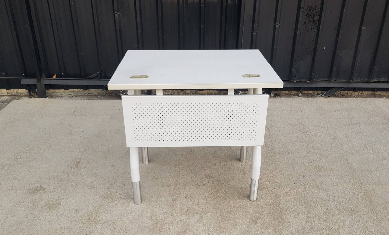 白色钢腿办公桌