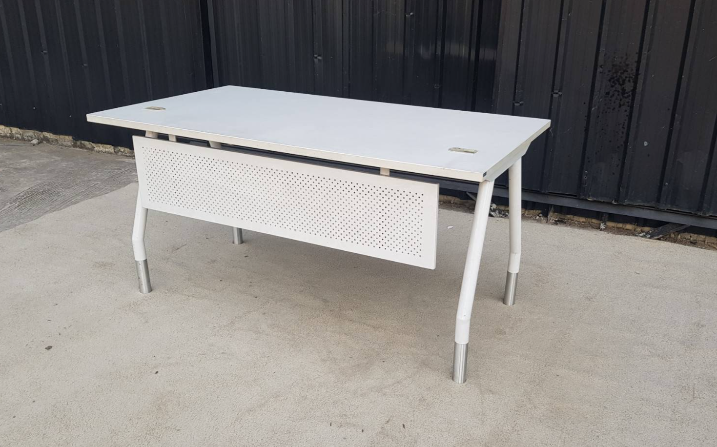 白色钢腿办公桌