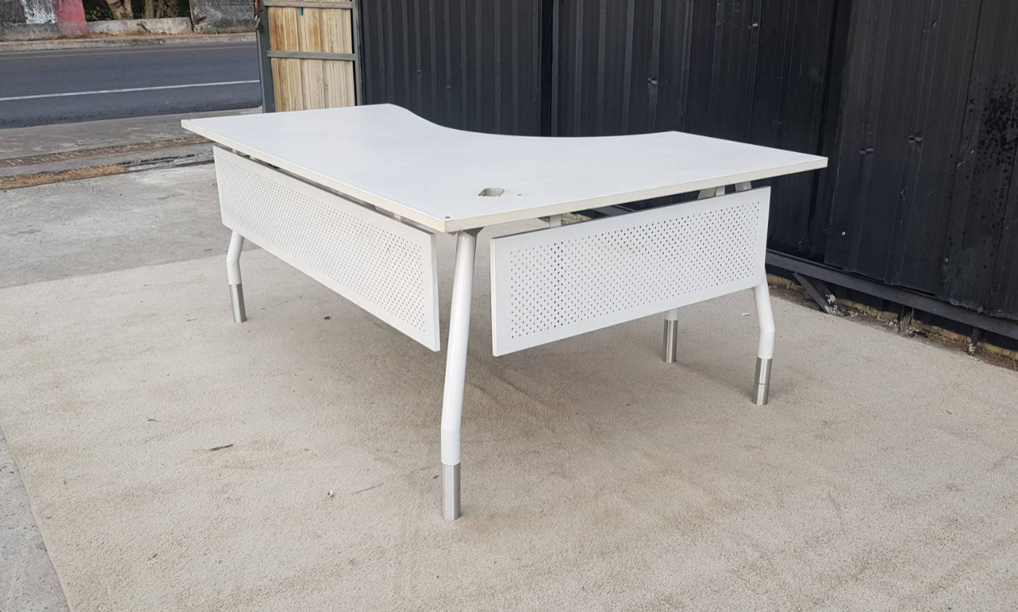 L型转角书桌，白色钢制桌腿