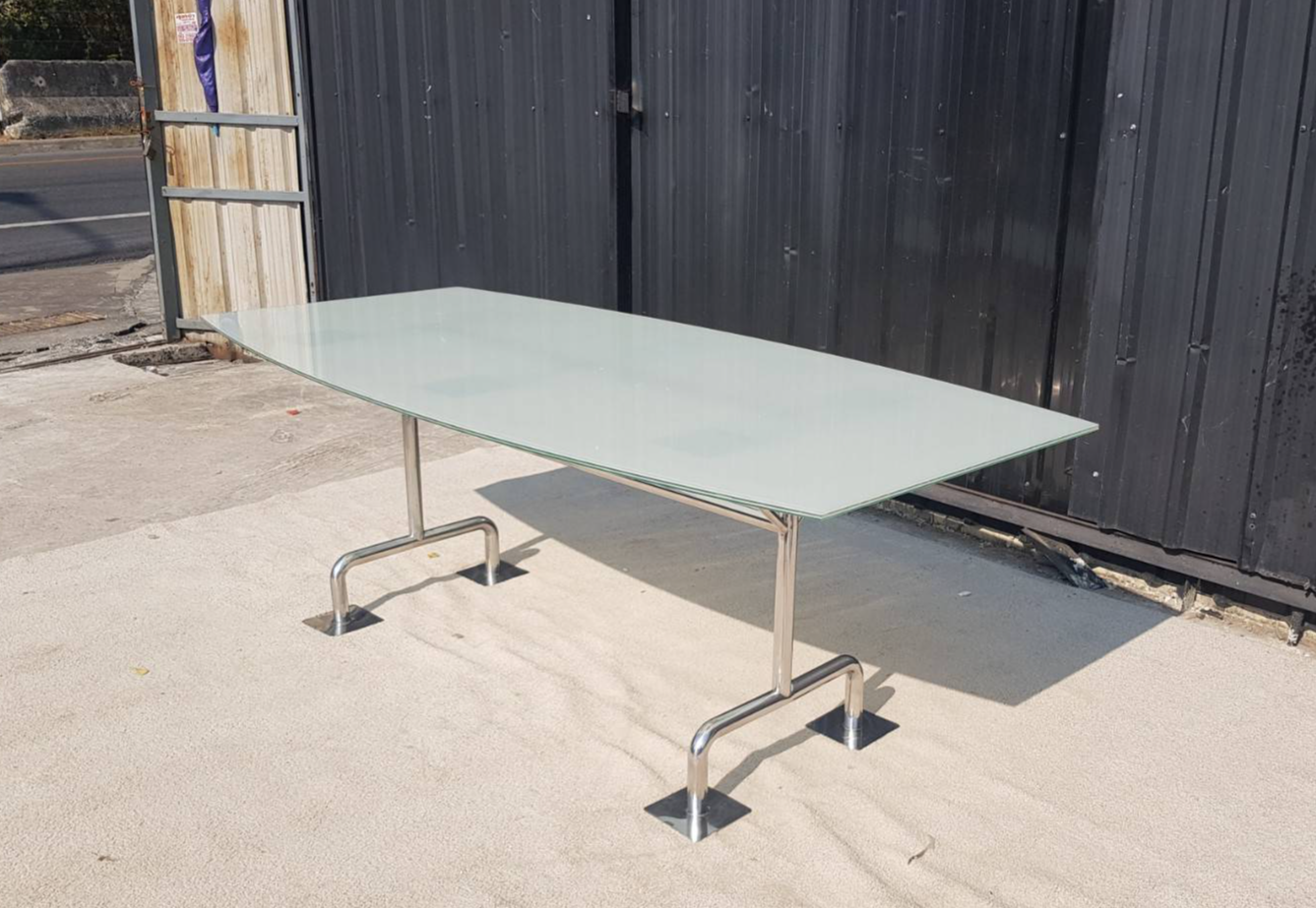 6-8人座会议桌，玻璃桌面，钢制桌腿