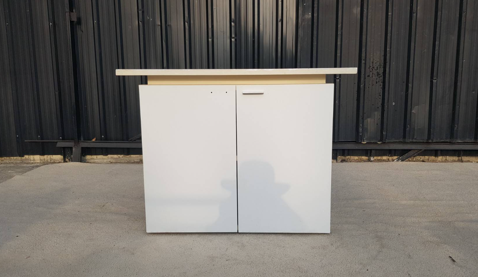 白色双门文件柜，宽大木质台面。