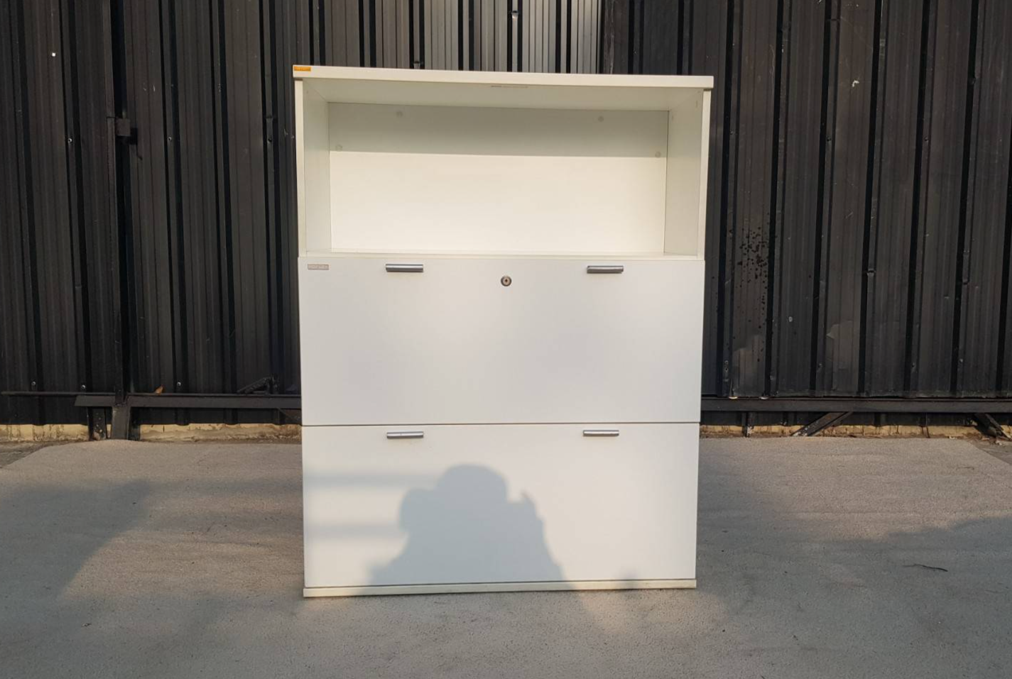 Moflex品牌白色双抽屉文件柜，带一个储物隔层。