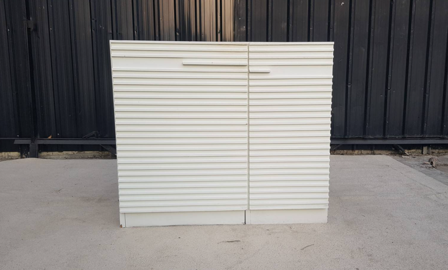 白色双门木质储物柜。