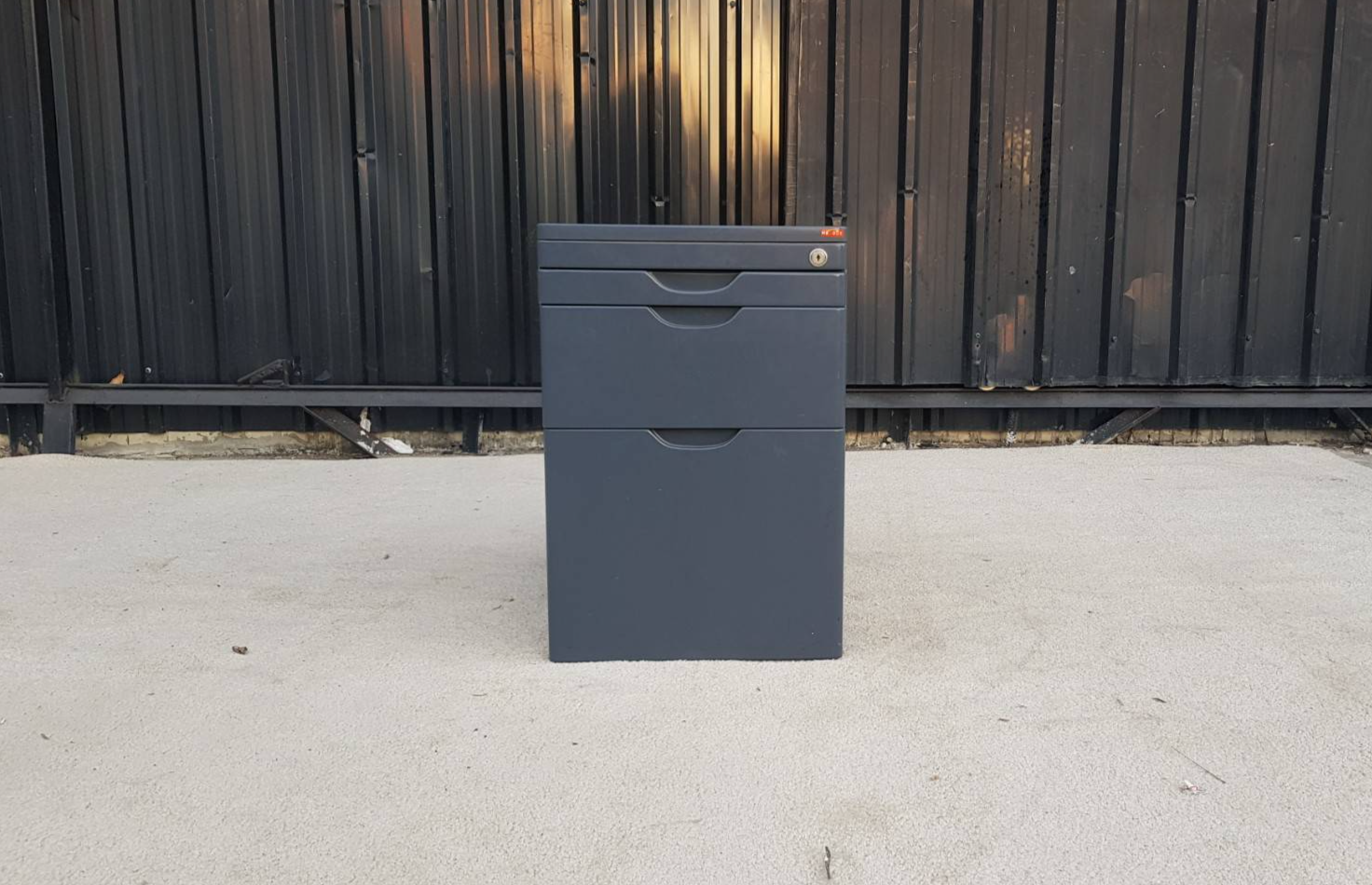 深灰色三屉移动柜