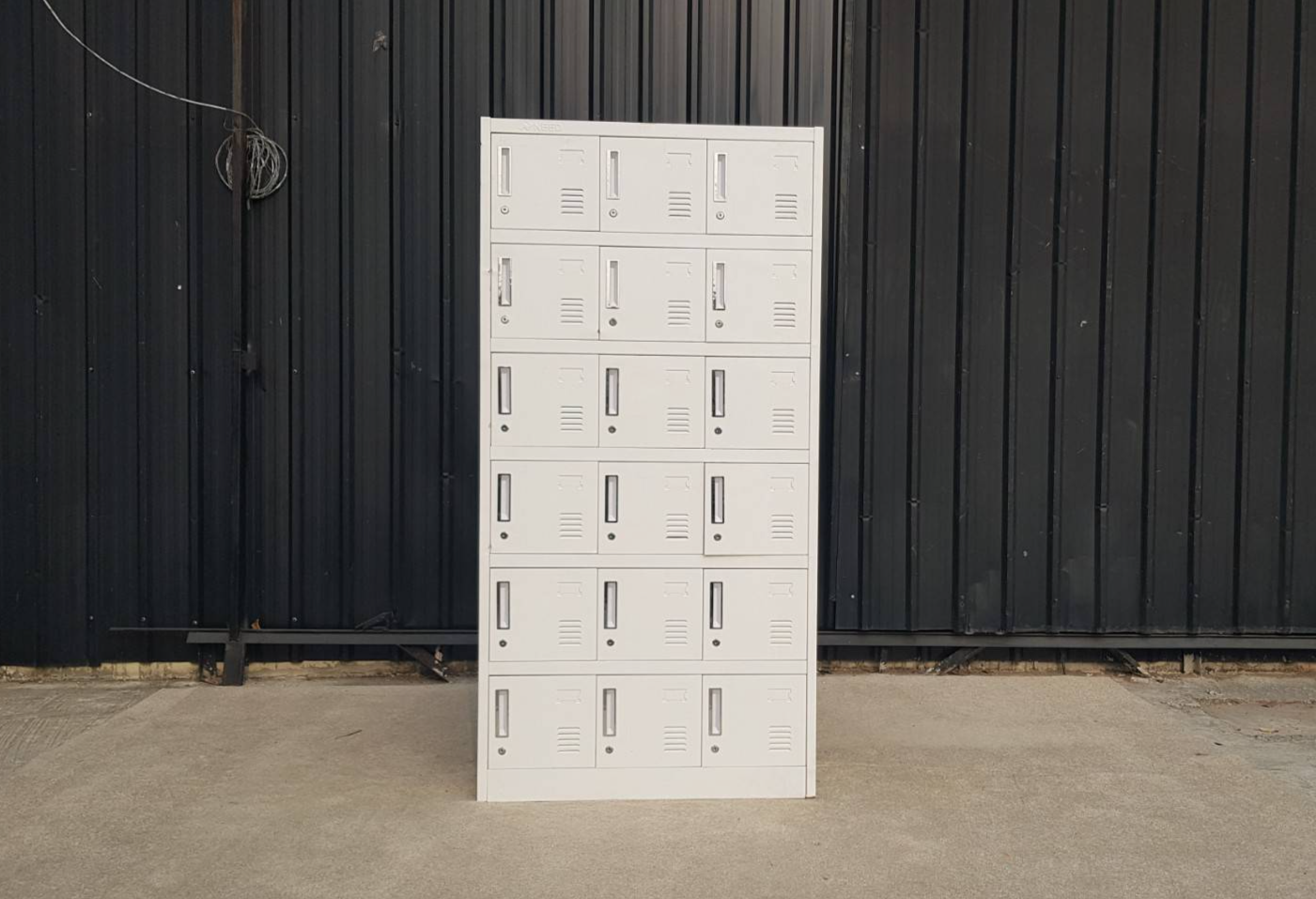 18格钢制储物柜，白色