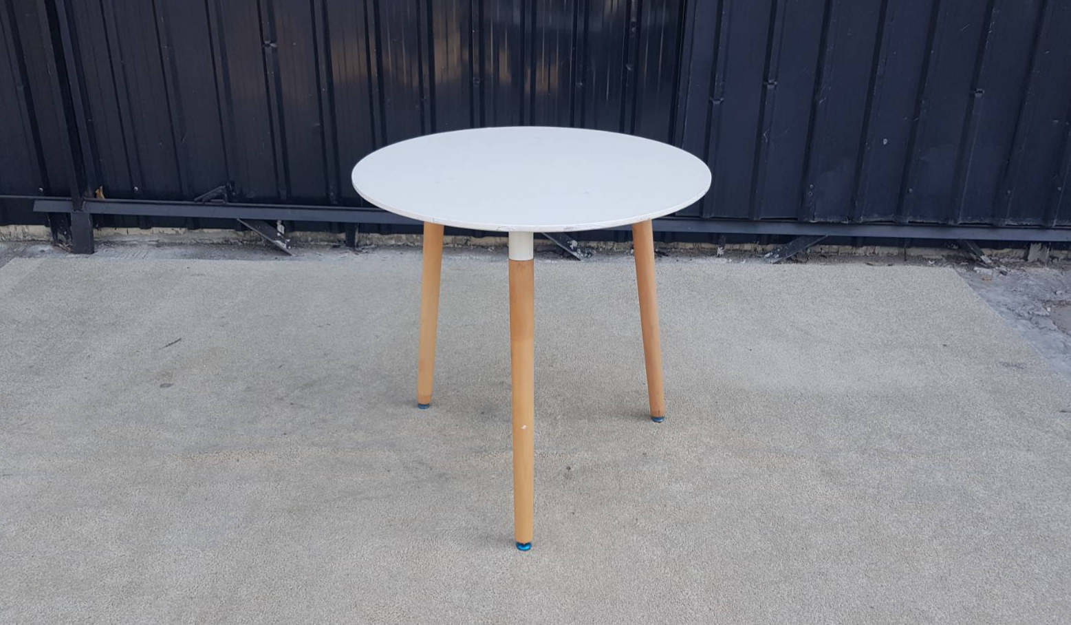 白色圆桌，木质桌腿。