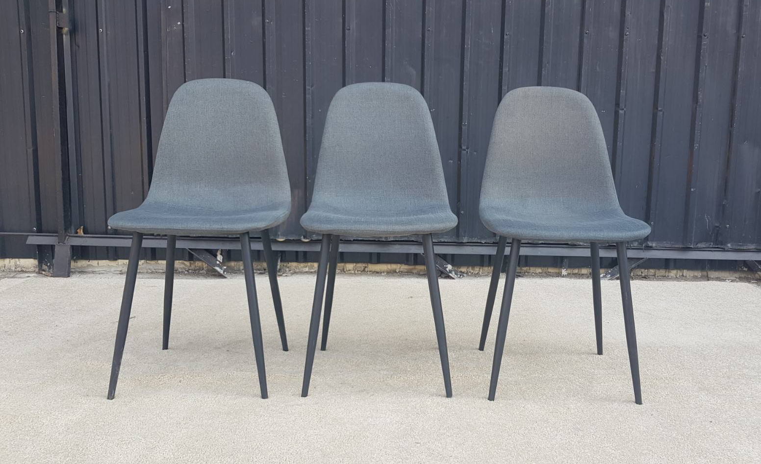 金属椅腿，深灰色布艺椅面。