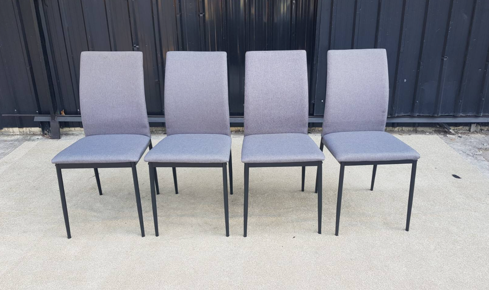 金属椅腿，浅灰色布艺椅面。