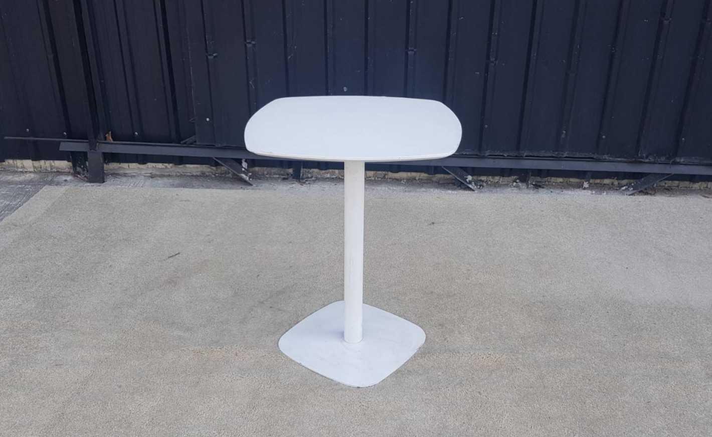 圆形茶几，白色钢制桌腿，现代风格。